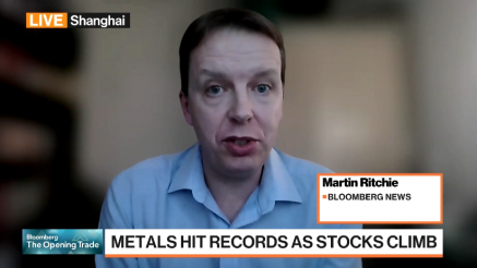 Cena zlata dosegla rekordno visoko raven - blizu 4500 dolarjev